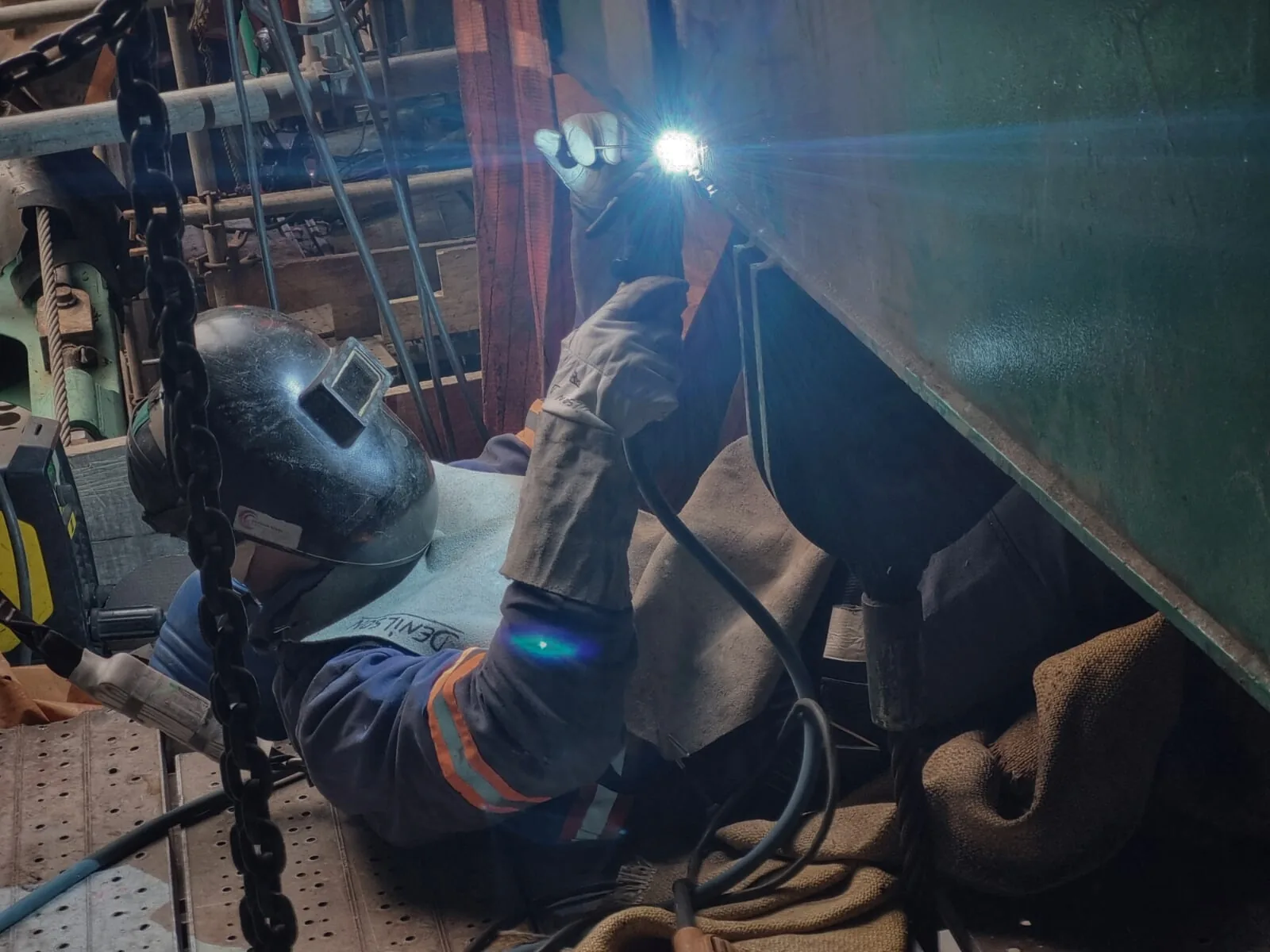Operação de soldagem industrial